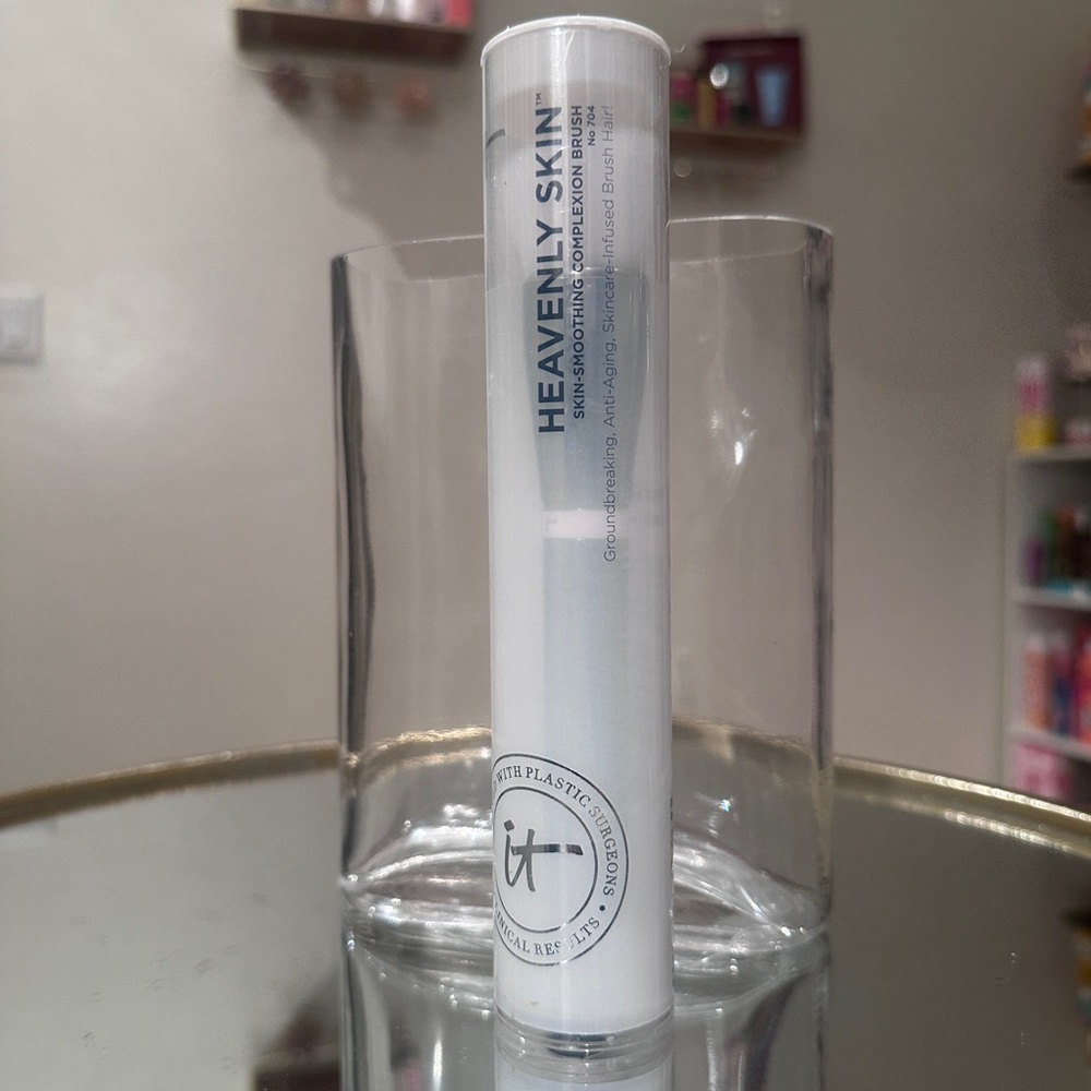 IT Cosmetics Heavenly Skin Brush with White Handle